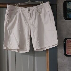 Cream Bermuda Shorts with Relaxed Fit and Lightweight Fabric Unisex. SZ MISSING